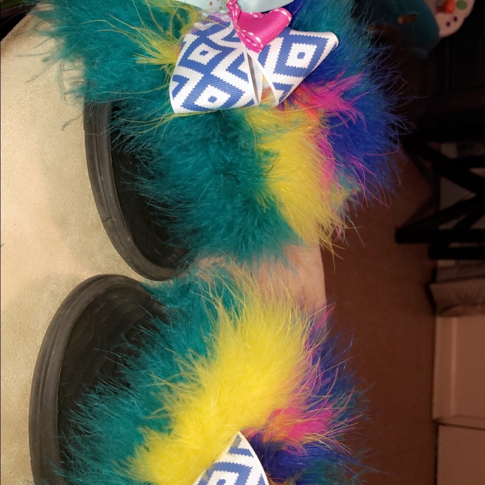 Puffy lips Slides - Picture 2 of 3
